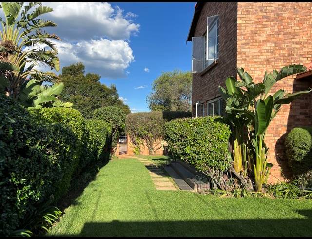 4 BEDROOM TOWNHOUSE FOR SALE IN SUNDOWNER